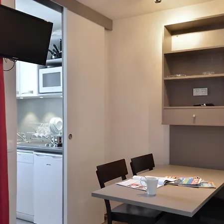Divisible Renove Au Pied Des Pistes Avec Balcon Et Animaux Admis - Fr-1-181-1996
